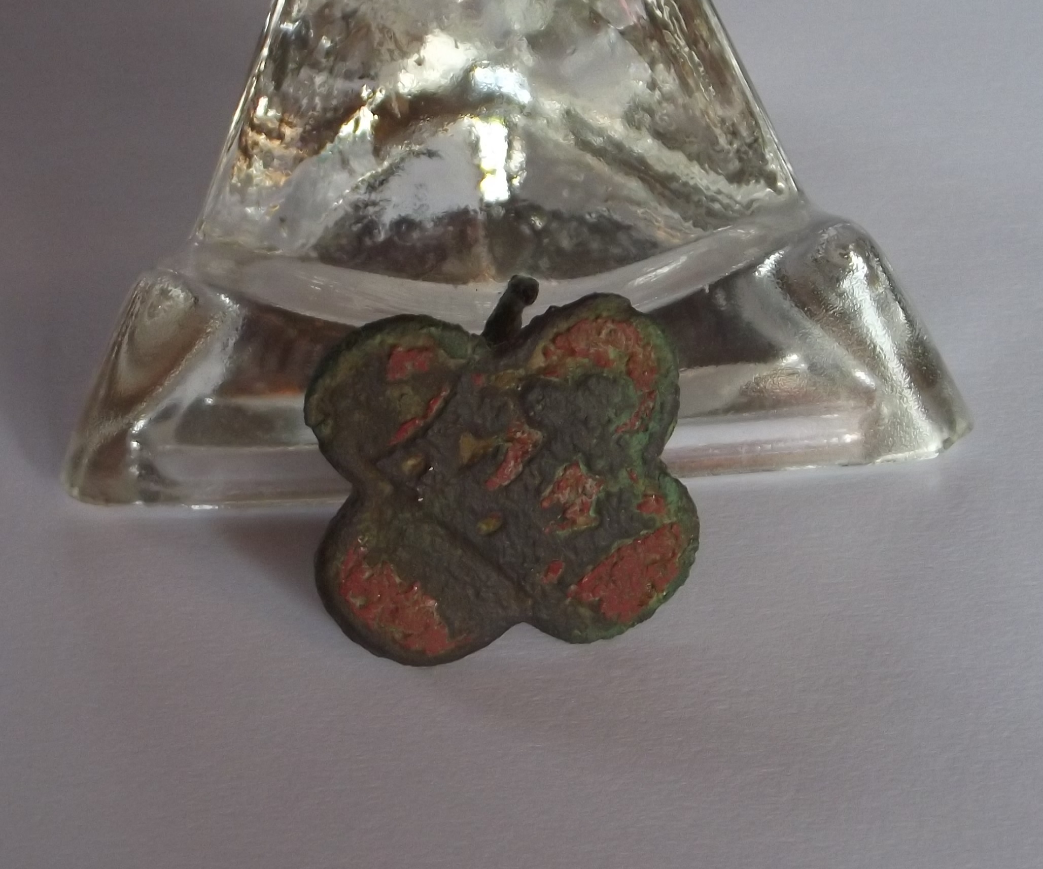 Ma Mid 14th C Quatrefoil Pendant With Crown